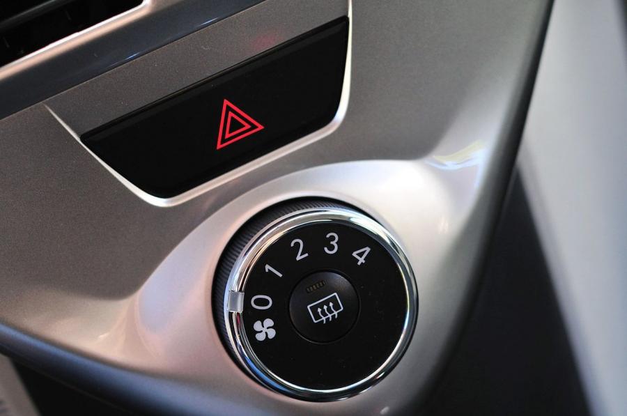 Детали интерьера Scion iQ 2012 года  (фото 21 из 128)